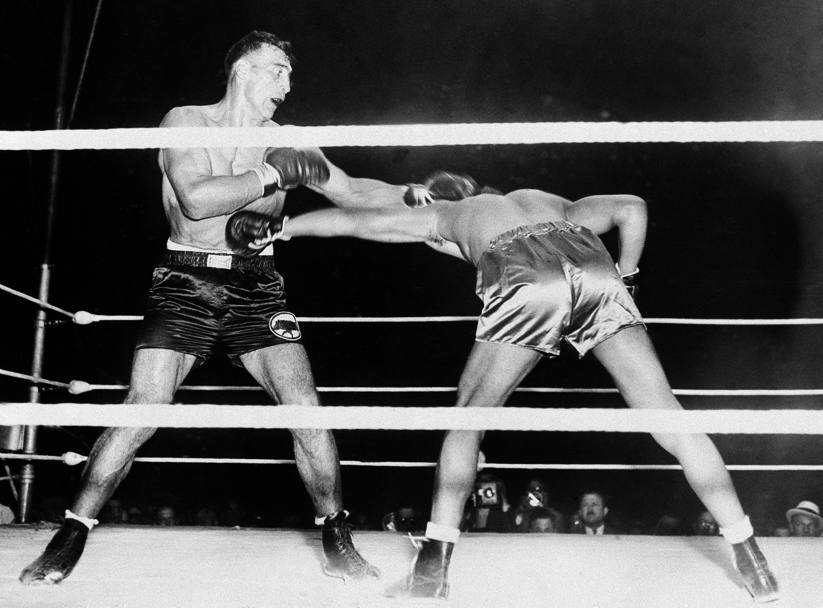 Il 15 luglio 1935, di fronte a oltre 60mila spettatori, allo Yankee Stadium si affrontano Carnera e l’astro nascente della boxe: Joe Louis (Ap)
